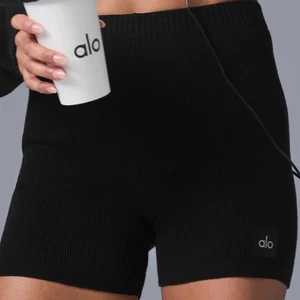 Pantalón Corto Alo Yoga Scholar Tejido Cintura Alta Negro XS - Imagen 1 de 10