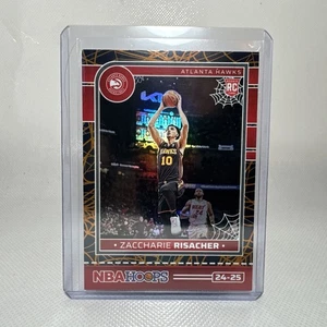 Aros embrujados Panini 2024/25 Zaccharie Risacher Holo Webs #245 radiocontrol - Imagen 1 de 2