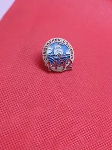 PINS PIN'S LAPEL PIN BADGE COLLECTION VINTAGE LOGO CHRISTOPHER COLVMBVS 1492 - Foto 1 di 3