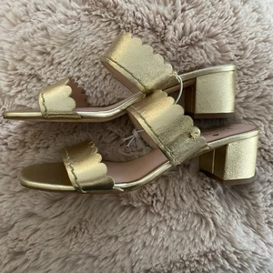 KATE SPADE New York - CHRISSIE Sandalias Para Mujer Festoneadas Doradas Tacones Nuevas Sin Caja Talla 6 - Imagen 1 de 1