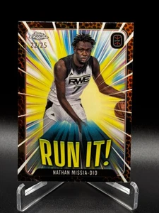 Nathan Missia-Dio 2024 Overtime Elite Topps Cromo ¡EJECUTA! Naranja /25 RI-9 - Imagen 1 de 2