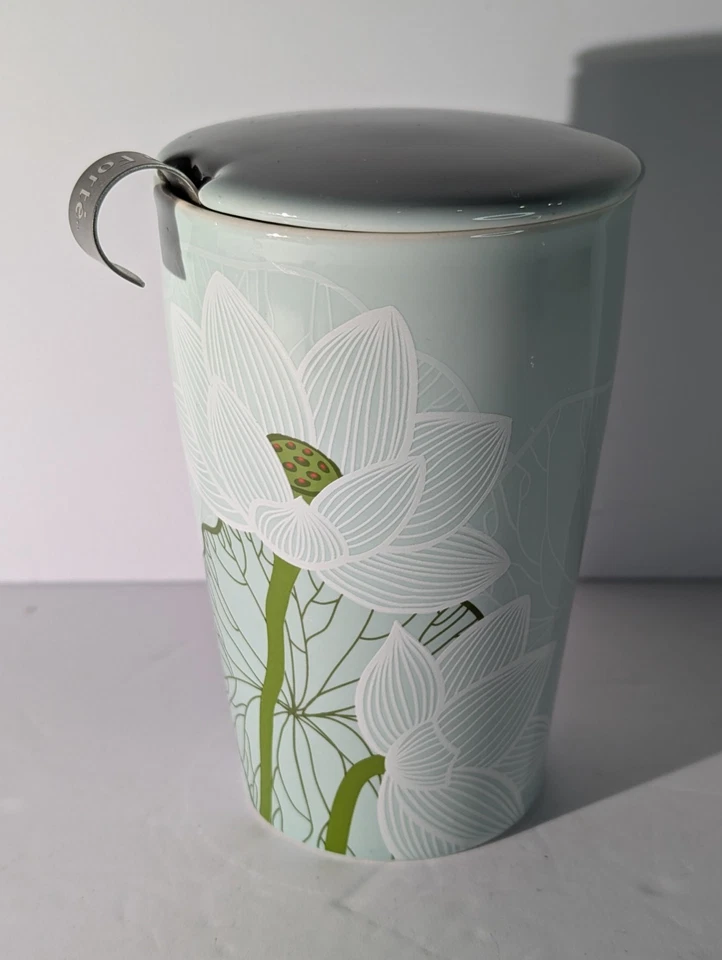 Taza de té Teaforte, infusor y tapa, verde claro, patrón de loto blanco 5 1/4" de alto Foto 1 de 4