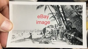 Unique August 1957 Waikiki Beach, Hawaii Territory Beach Walkway SNAPSHOT Photo - Picture 1 of 3