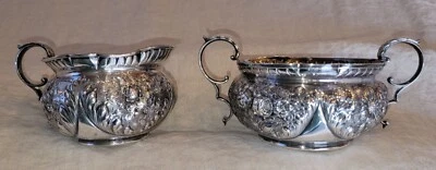 Preciosa crema y azucarero Gorham Repousse de plata de ley 1892-1893 Foto 1 de 4