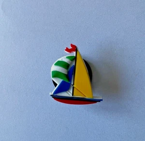 Original Jibbitz Kroko/Schuhanhänger: Segelboot mit bunten Segeln, neu unbenutzt - Bild 1 von 1