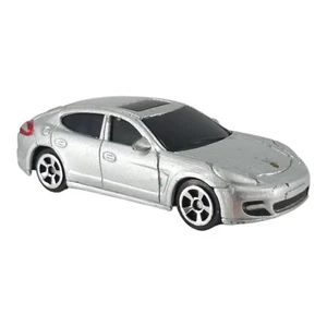 Coche diecast Maisto Porsche Panamera Turbo 1:64 plateado vehículo de juguete coleccionable - Imagen 1 de 6