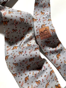 HERMES VINTAGE JOCKEY SALTANDO SOBRE OBSTÁCULOS Y CORBATA DE CABALLO SORPRENDIDA GRIS DE GAMA ALTA - Imagen 1 de 21