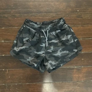 Athleta Girls Shorts, Stretchy, Black Camo, Zipper Pockets, Size 8-10 Medium - Picture 1 of 6