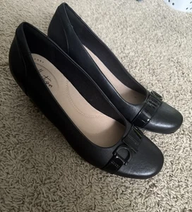 Clarks Women's Flores Poppy Pump Size 8 Wedge Heel Black Suede Dress Shoe Strap - Picture 1 of 4