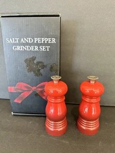 Le Creuset Salt & Pepper Grinder Mini Mills 5” Caribbean Ombre Red - Picture 1 of 5