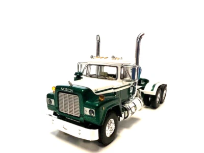 DCP FIRST GEAR 1/64 比例 R 型号 MACK DAY CAB,绿色和白色,睡眠已移除 — 第 1/4 张图片