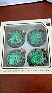 NATALE di KREBS~Set di 4 VERDI DECORATE A MANO con ORNAMENTI IN VETRO ORO~LN - Foto 1 di 4