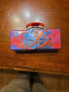 Caja de herramientas Spiderman lata para útiles escolares (lápiz/bolígrafos) tiene algunos defectos - Imagen 1 de 9