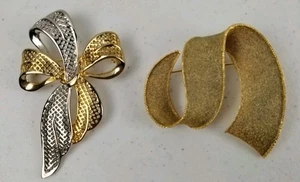 Lote de 2 broches prendedores vintage firmados por Park Lane dorado tono plata lazo cinta remolino - Imagen 1 de 15