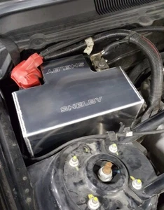 SHELBY LOGO ALUMINUM BATTERY COVER FITS 2005-2014 FORD MUSTANG V6 GT GT500 COBRA - Foto 1 di 6