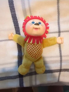 Cabbage Patch Kids Bambola Cutie 9" Zoo Friends Jaye Lion 121 da collezione - Foto 1 di 3