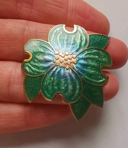 Spilla fiore smaltato verde tono oro. R99 - Foto 1 di 2