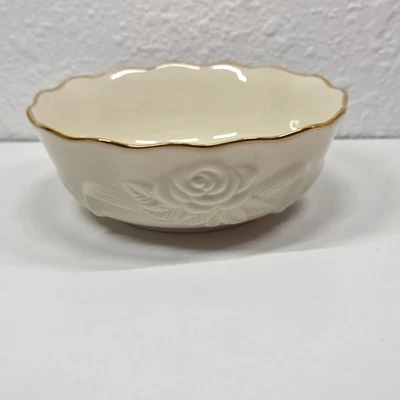 Cuenco Lenox Rosa Repujado Borde Dorado Crema Cerámica Borde Festoneado Foto 1 de 4