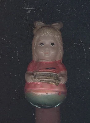 RARO JUGUETE DE MUÑECA ROLY POLI CELULOIDE DE LA DÉCADA DE 1910, NIÑA SOSTENIENDO TROLLEY CAR, MARCA NIPPON Foto 1 de 3