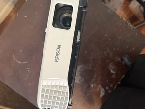 Epson VS250 Projector 3LCD 3200 Lumens HDMI VGA 1080p Home theatre & Office - Picture 1 of 6