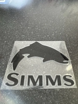 SIMMS LOGO CON LICENCIA PESCA CON MOSCA LOGO PEGATINA 10 X 8 cm caja mosca, parabrisas coche Foto 1 de 2