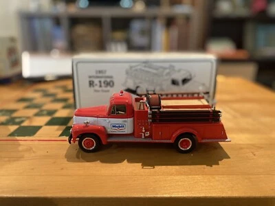 Литая модель пожарной машины First Gear «1957 International R-190» 1:34 Mobil 1994 - Изображение 1 из 4