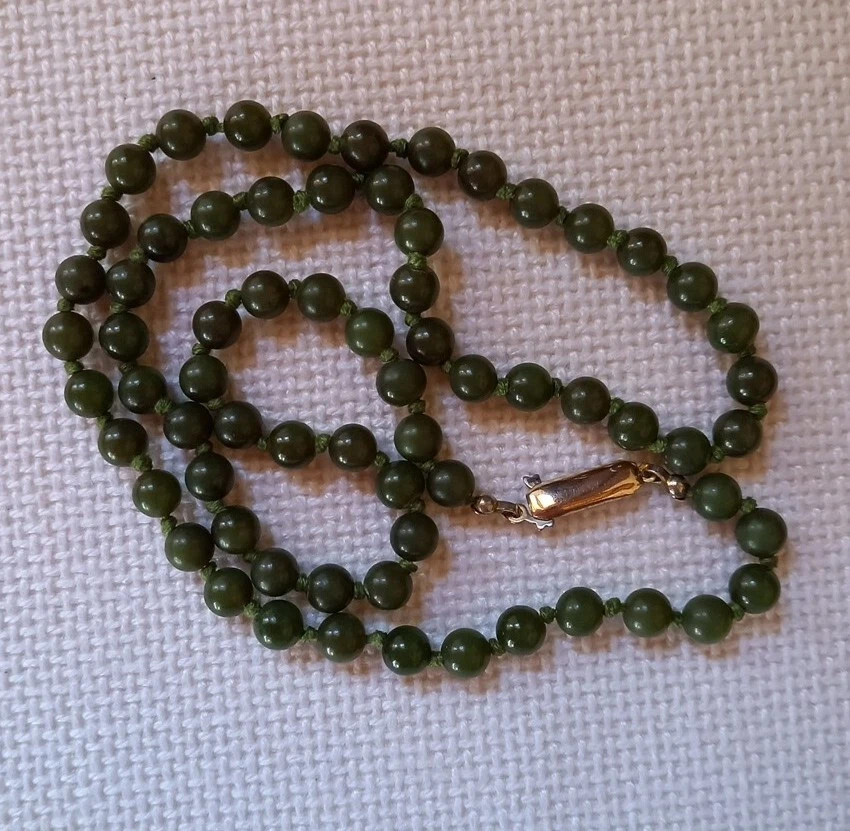 COLLANA  GIROCOLLO PERLE GIADA sferiche verdi, chiusura argento dorato, vintage - Immagine 1 di 4