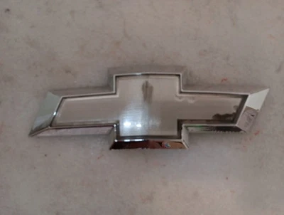 2009-2012 Chevrolet Traverse Rear Gold Lift Gate Emblem Bowtie OEM 22759832 Used - Image 1 of 4