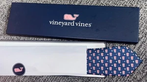 Cravatta seta patriottica Vineyard Vines bandiera americana e stelle nuova con etichetta Martha's Vineyard - Foto 1 di 4
