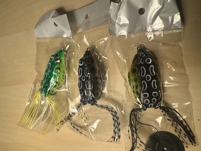 Paquete de 3 señuelos de rana con manchas de leopardo — 1/2 oz Topwater • Cola de cinta • Vientres blancos Foto 1 de 4