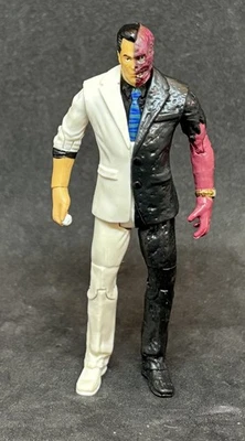 Mattel DC Multiverse Arkham Knight Two Face 3.75 COMPLETO - Imagem 1 de 2