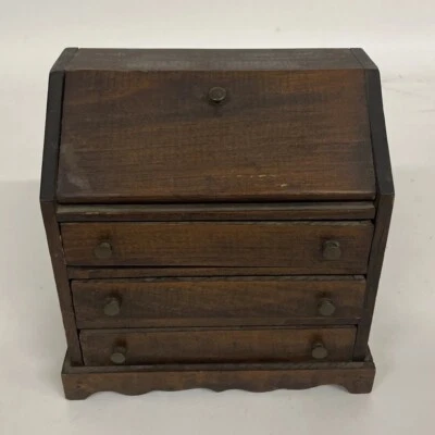 Escritorio antiguo miniatura con tapa inclinada de madera blanda 6 1/2" X 6 3/4" X 3 7/8" Foto 1 de 4
