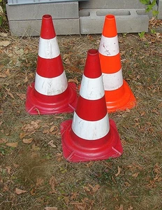 Warnkegel Warnleitkegel Verkehrsleitkegel Pylon Hütchen Kegel Markierungskegel - Bild 1 von 1