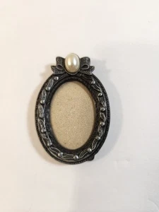 Vintage Mini Zinn Oval Bilderrahmen Schleife mit Perle Akzent Charm Größe 2"x1,5" - Bild 1 von 6