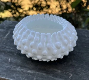Vintage Fenton Blanco Leche Vidrio Hobnail Rose Bowl Cinta Prensada Borde Baratija - Imagen 1 de 8