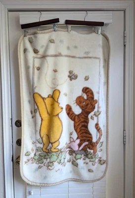经典小熊维尼 29x42 英寸 Vntg Y2K 米色小熊维尼、跳虎和小猪毛绒豪华毯子 — 第 1/4 张图片