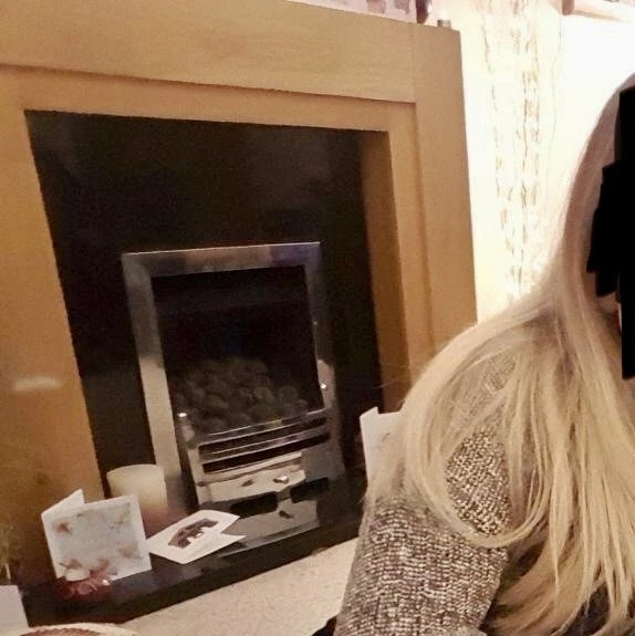 COMPLETE FIREPLACE - NATURAL OAK VENEER - BLACK MARBLE - COAL EFFECT GAS FIRE - Image 1 of 4