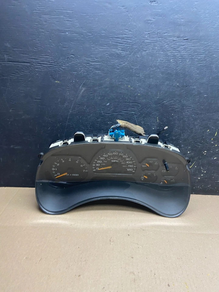 2002 to 2004 GMC Envoy Speedometer Cluster Gauge Oem T9196 DG - Image 1 of 4