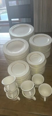 Homer Laughlin Gothic Blanc - 16 person set - Image 1 of 3