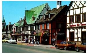 Dänische & amerikanische Flaggen entlang Alisal Drive, Solvang, Kalifornien - Bild 1 von 2