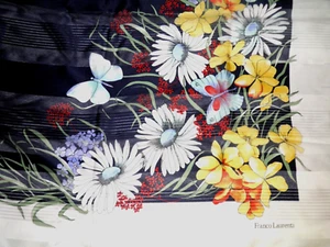 Bufanda Franco Laurenti azul marino/blanco/amarillo cuadrado mariposa floral 34" cuadrada - Imagen 1 de 2