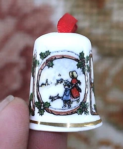 WHITE CHRISTMAS " NOEL " THIMBLE FINE BONE CHINA ENGLAND - Picture 1 of 6