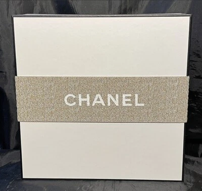 ⭐ CHANEL ⭐ Caja de Regalo Blanca Clásica ⭐ Bordes Negros ⭐ BANDA DE VACACIONES ⭐Cuadrado Medio ⭐ Foto 1 de 4