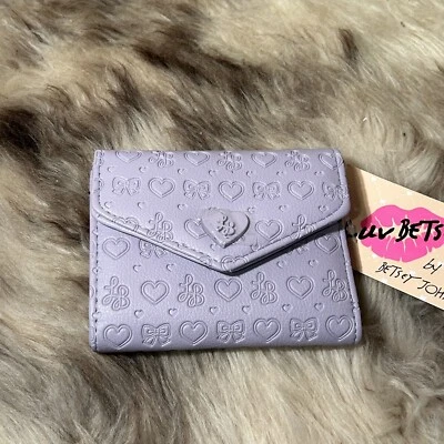 Cartera Betsey Johnson con solapa nueva con etiquetas - Bonita lavanda en relieve Foto 1 de 4