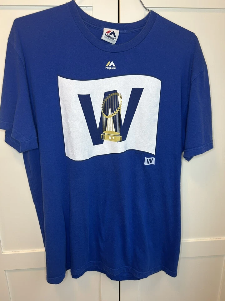 Camiseta azul Majestic Chicago Cubs Win Flag tamanho XL - Imagem 1 de 4