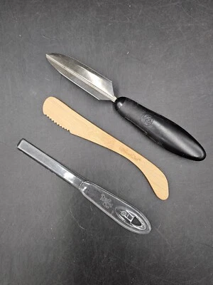 3 Pampered Chef Utensils: V-shaped Cutter, Bamboo Serrated Spreader, Cup Leveler - Image 1 of 4