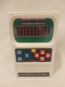 Juego portátil de fútbol electrónico clásico Mattel años 2000 - probado y funcionando - Imagen 1 de 7