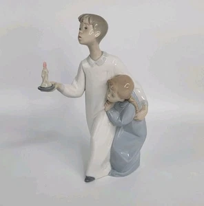 Figura Lladro #4874 Niño Sheilding Niña Sosteniendo Una Vela Como Nueva Sin Caja - Imagen 1 de 6