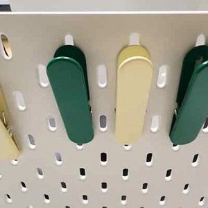 IKEA SKADIS 8er Set Clips für SKADIS Lochwand, verschiedene Farben (4 beige + 4 grün) - Bild 1 von 2