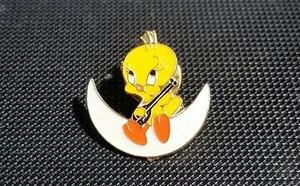 Tweety Comic Pin with Moon Eggshell 25x26mm - Picture 1 of 1
